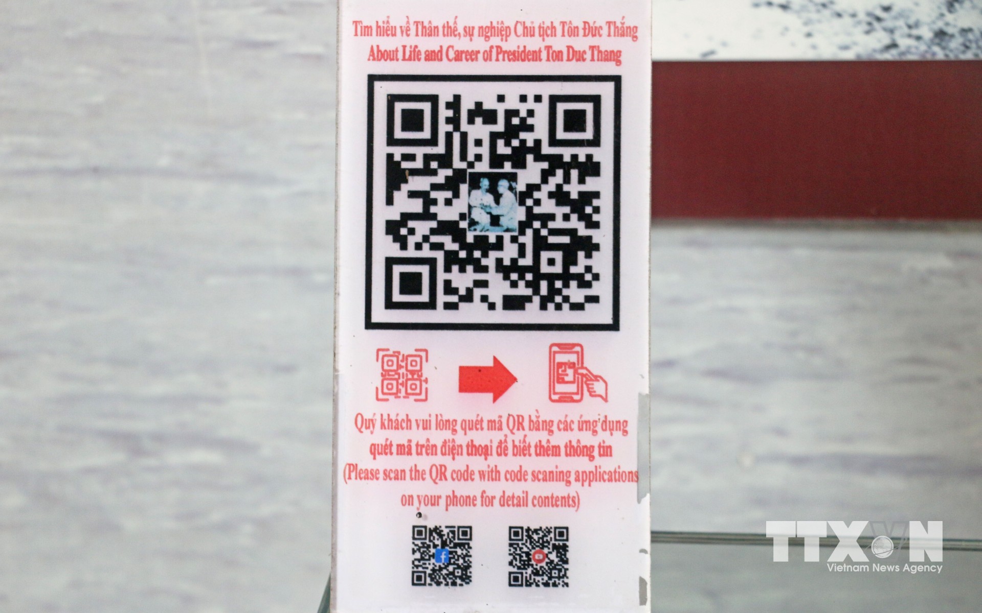 Mã QR được đặt tại Nhà trưng bày thân thế, sự nghiệp Chủ tịch Tôn Đức Thắng, nằm trong Khu lưu niệm Chủ tịch Tôn Đức Thắng (xã Mỹ Hoà Hưng, tỉnh An Giang) giúp người dân và du khách thuận tiện tra cứu tìm hiểu thông tin. (Ảnh: Công Mạo/TTXVN)